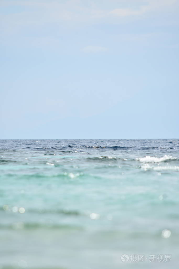 一片碧海蓝天和地平线