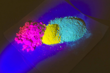 生产oled用红,黄,绿三色荧光有机材料.照片