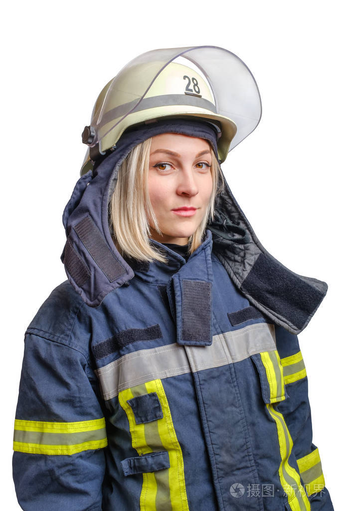 年轻勇敢的女消防员头戴头盔穿着防火服看着镜头