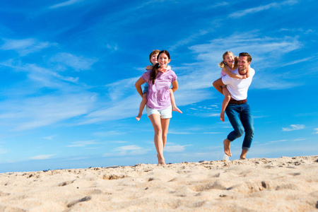 家庭 儿童 清白 女儿 男人 享受 行动 父母 可爱的 海滩