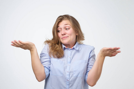 毫无戒心的女人无奈地耸耸肩表示不确定照片