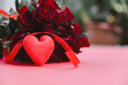 红色背景上的花玫瑰花束带缎带的红色心形