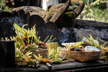 巴厘岛庙里的香和祭品