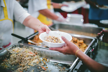 生活 志愿服务 捐款 男人 社会 贫困 慈善 食物 帮助