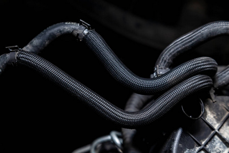 两个包裹有编织热管的气体或液体用橡胶管照片