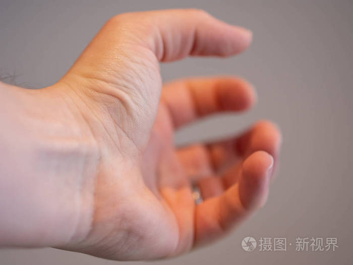 在空中抓东西的人的手