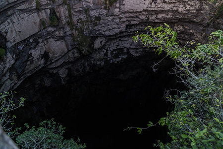 业路易斯las golondrinas(hirundo rustica)的地下室是一个天然的深渊