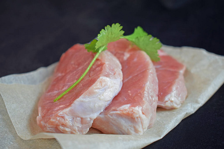 烹饪 桌子 准备 食物 动物 蛋白质 猪肉 产品 晚餐 烧烤