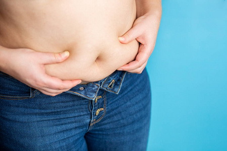 近距离观察女性肥胖体腹部脂肪的保健理念