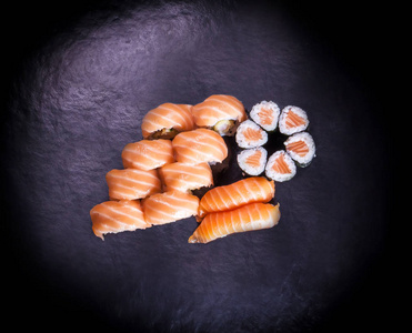 各种寿司特写在黑暗的复古背景。