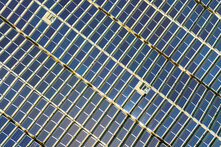许多工业太阳能电池板的鸟瞰图