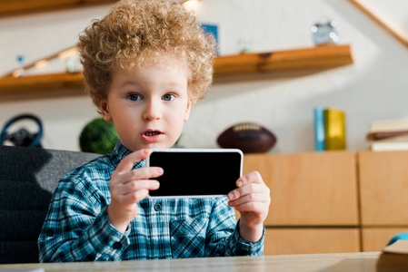因特网 智能手机 持有 复制空间 技术 在室内 小孩 连接