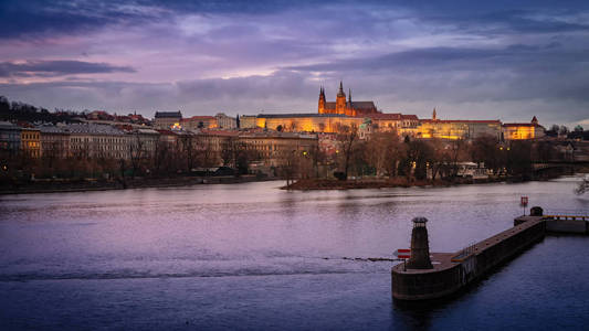 傍晚时分，从老城桥塔俯瞰布拉格城堡。