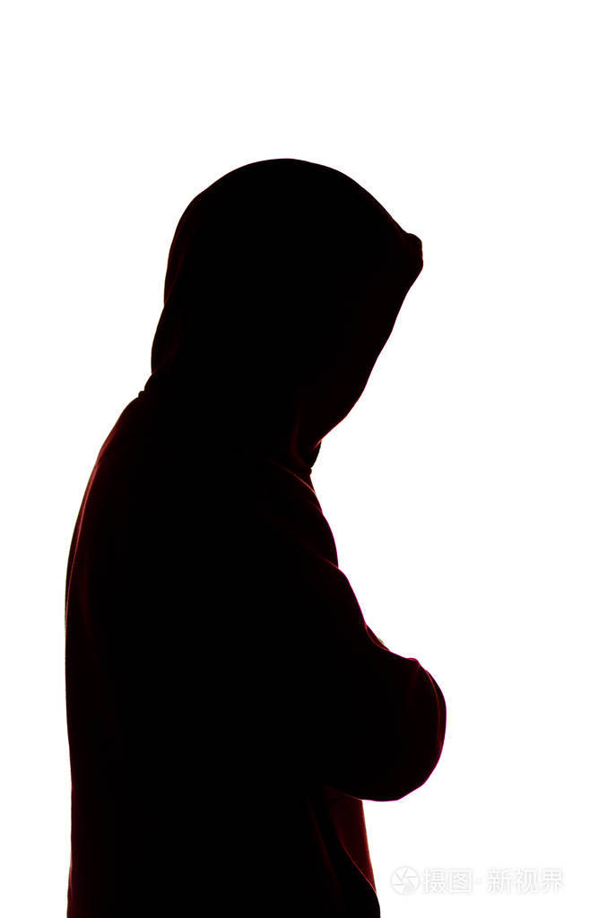 穿着休闲运动服的深色男性轮廓带兜帽一个男人隐藏着他的脸隐私和保密