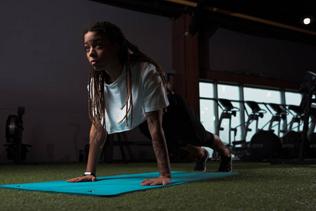 运动 纹身 健身房 活动 非洲裔美国人 女运动员 运动鞋