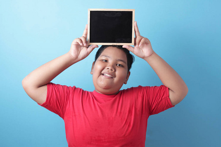 胖胖的亚洲男孩,低头,伤心哭泣,被欺负的概念机智大胖胖的红发男孩,拉