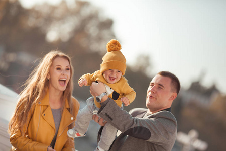 美丽幸福的家庭在秋天公园散步
