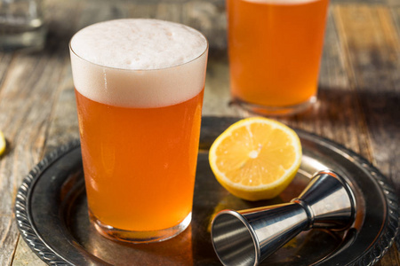 清爽的阿珀尔啤酒香蒂鸡尾酒照片