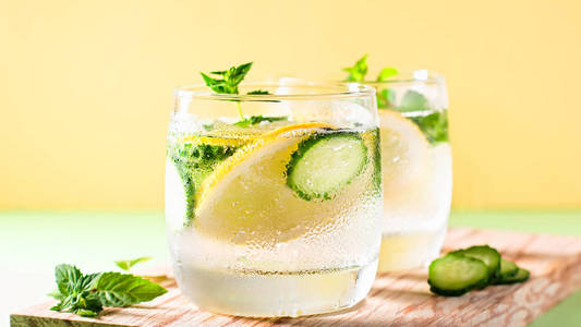 夏日排毒饮料以清新绿色为背景,健康生活,顶视图照片