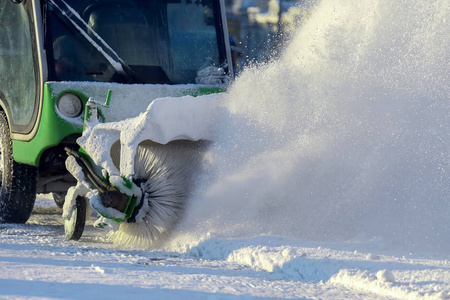 用特殊机器清理城市积雪的街道