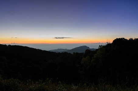 环境 乡村 山谷 黄昏 薄雾 徒步旅行 风景 小山 天空