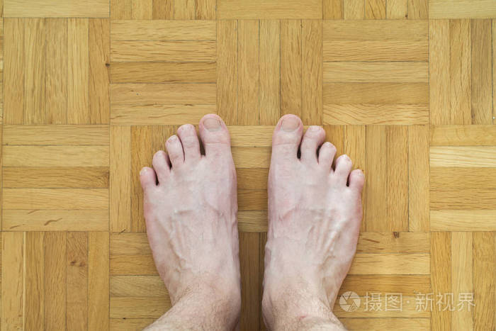 白人男性赤脚脚趾弯曲手指站在吴