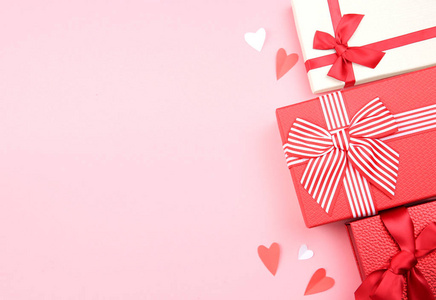 粉红色背景的红色礼品盒空拷贝空间，情人节b
