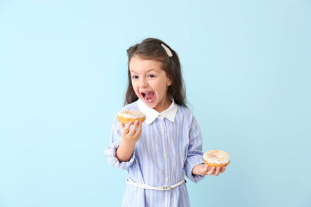 彩色背景甜甜圈的有趣小女孩图片