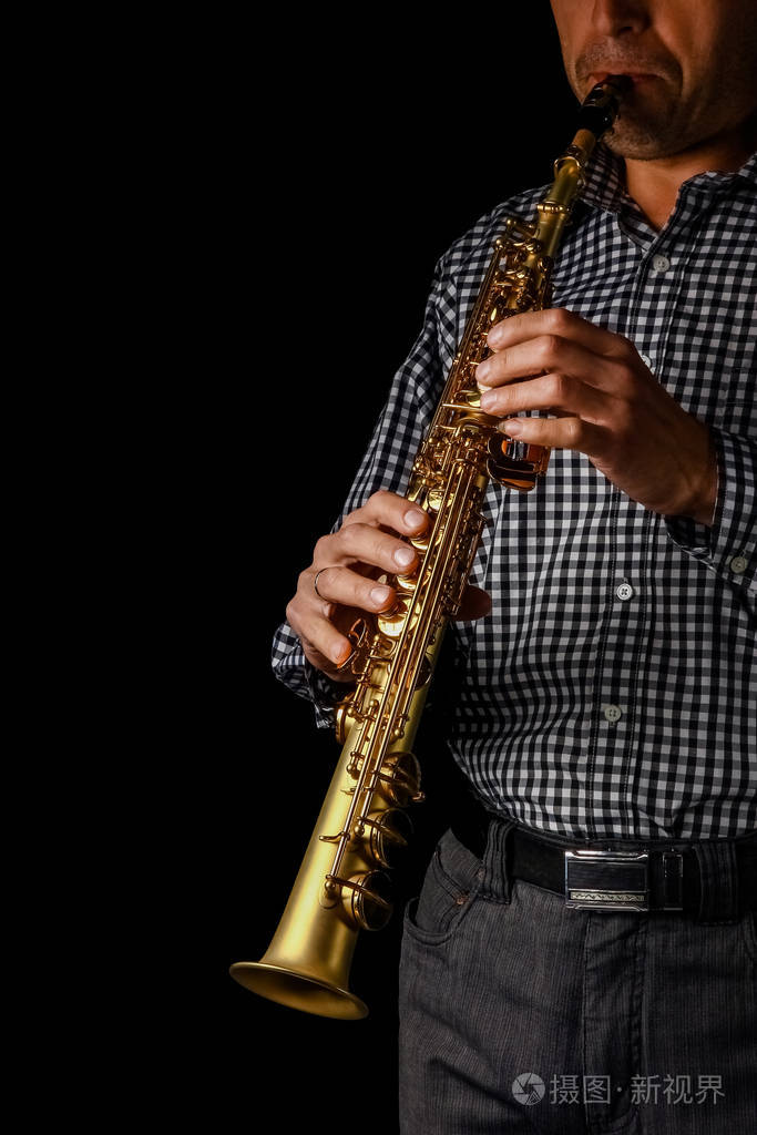 黑色背景下手持女高音萨克斯管