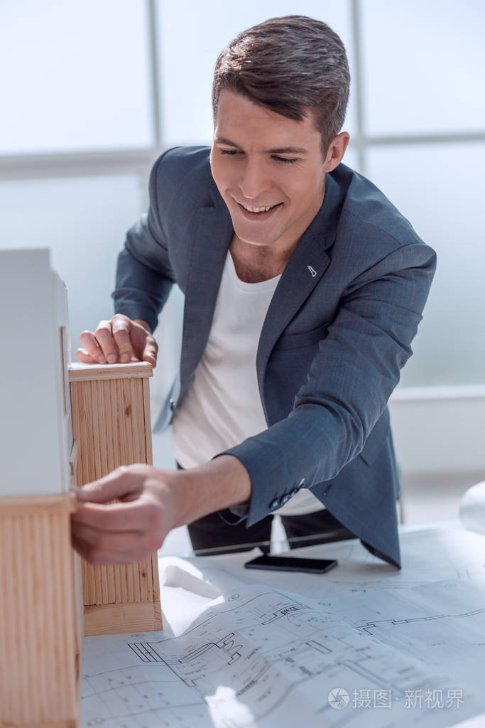 男设计师为一个新项目设计布局.