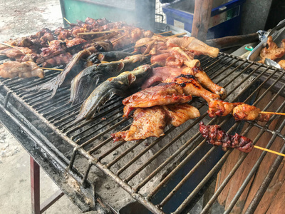 特写烤鸡肉和猫鱼，泰式食物