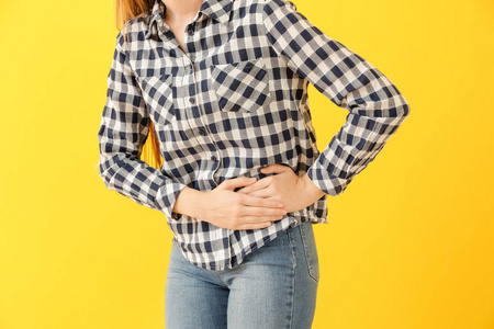 下腹痛女性图片