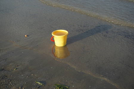 海岸 水桶 海滨 沐浴 海洋 夏季 假期 夏天 玩具 波浪