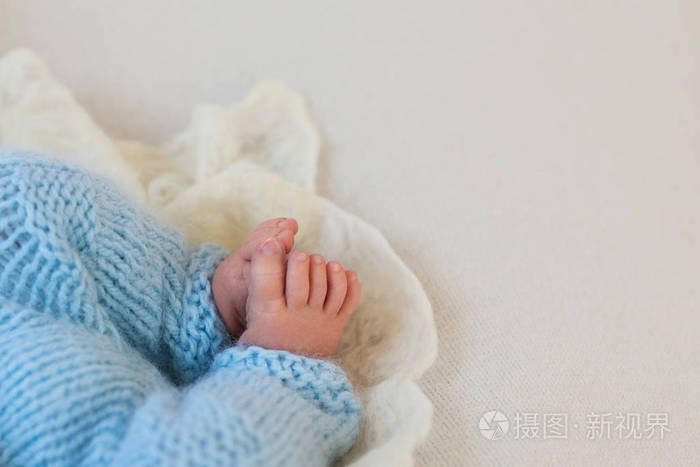  Foot of the newborn baby, tenderness. copy space in winter conc