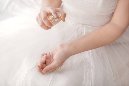 漂亮的年轻新娘家里有瓶香水，特写