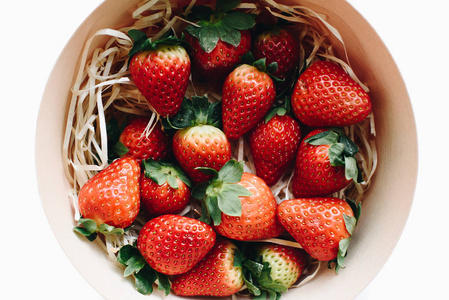 圆形木箱中新鲜草莓的俯视图