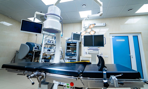 建立技术先进的无人值守手术室，随时准备手术。手术室配有工作设备灯光和电脑，可供外科医生使用。
