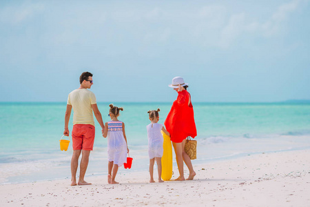年轻的一家人在海滩度假