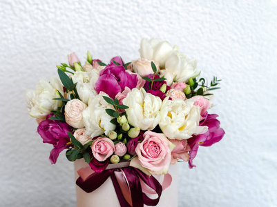 美丽明亮的玫瑰，郁金香和桔梗，白色背景