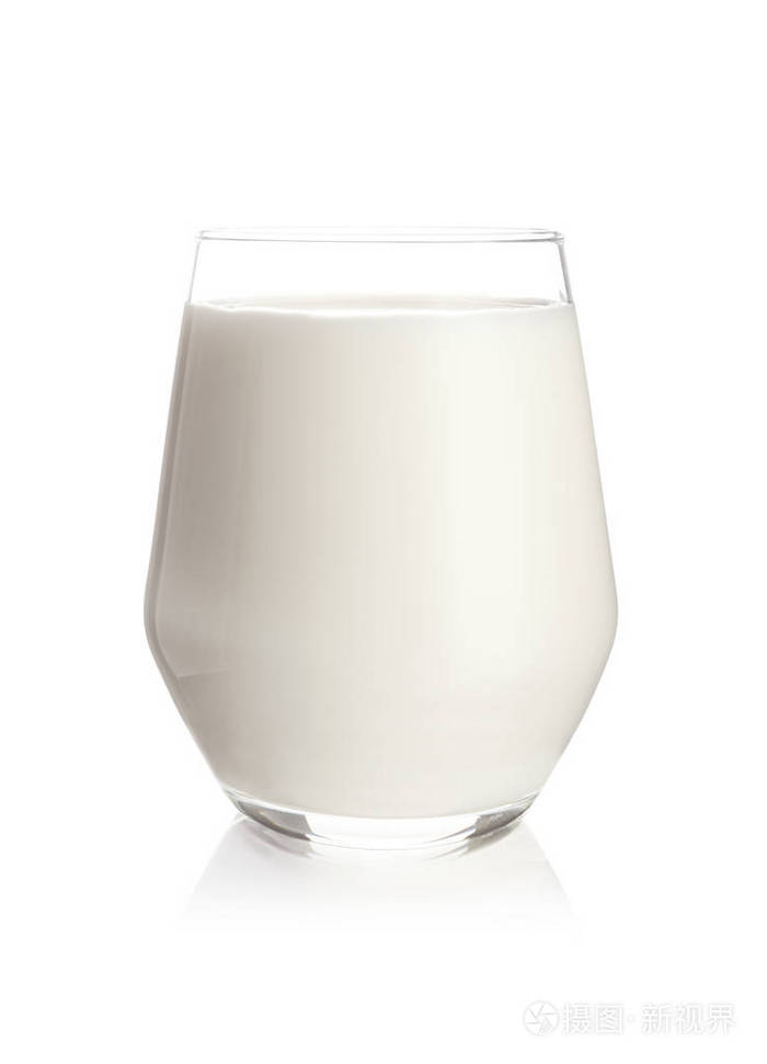白色背景的一杯美味的牛奶