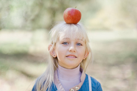 果园里有苹果的孩子们。收获概念。