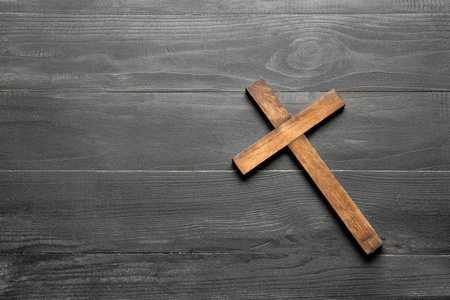 木制背景上的基督教十字架照片