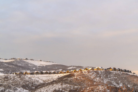 山上的住宅可以看到雪域的全景和日落时的自然美景