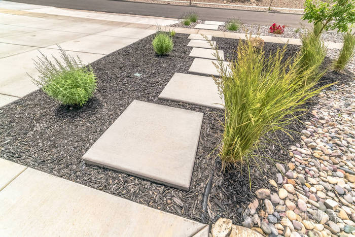 带石阶小路的景观庭院通向铺砌道路