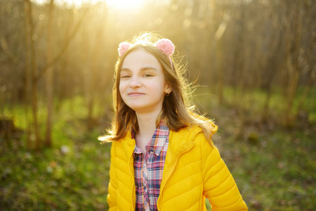 可爱的女孩在美丽的春天里玩得很开心.积极的家庭休闲与孩子.