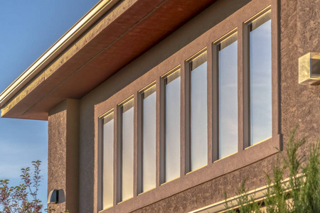 墙衬住宅上层的特写镜头,矩形窗户衬墙照片