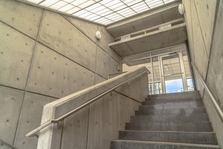 玻璃扶手楼梯图片