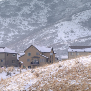 山顶上的方形框架雪屋，冬天可以看到雪景