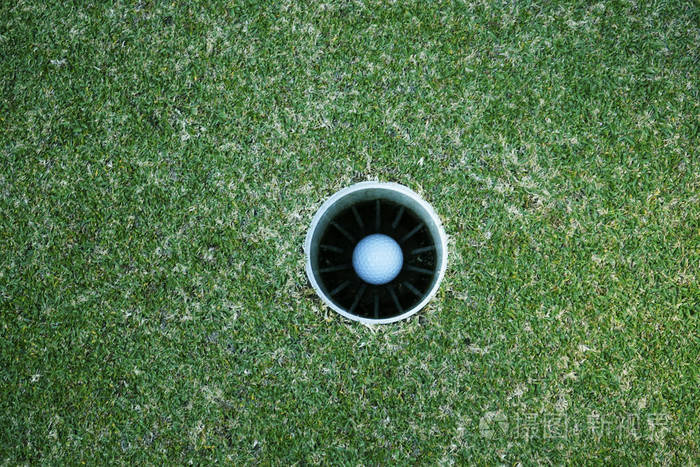 高尔夫球在洞里