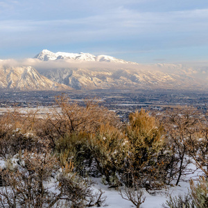 照片广场全景Timpanogos山和冬季积雪覆盖的山谷